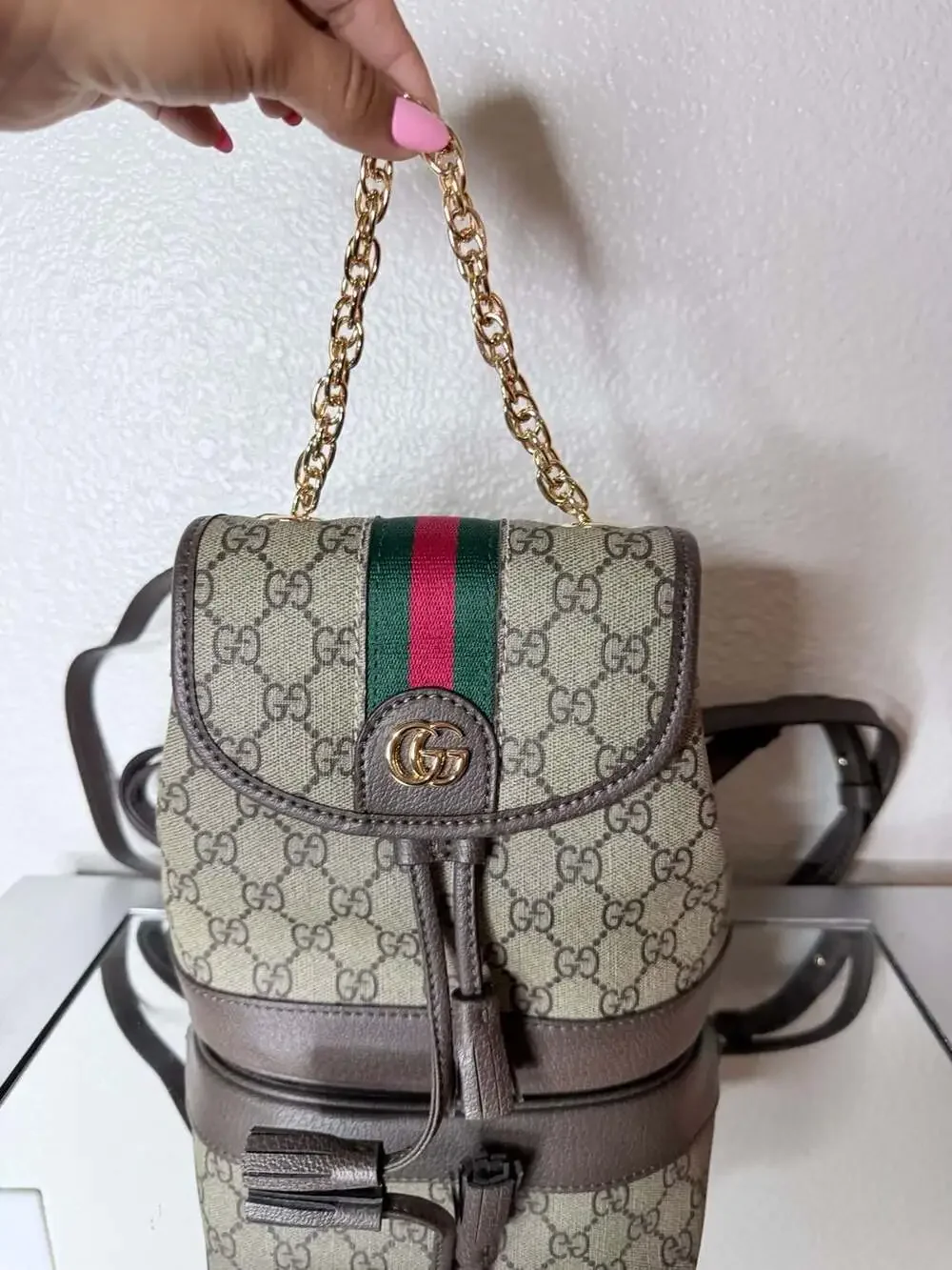 Gucci no visible